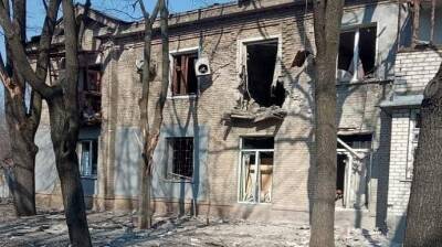 Луганщина: россияне обстреляли школу и станцию "скорой"