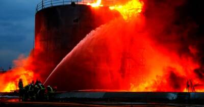 Пожар на нефтебазе во Львове после обстрела тушили полсуток (ФОТО)