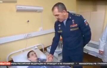 Замминистра обороны РФ наградил потерявшего ногу ефрейтора и пожелал ему «встать на ноги»