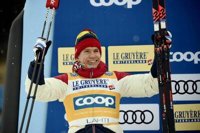 Большунов занял первое место в скиатлоне на чемпионате России