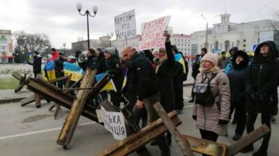 Херсонцы снова собрались митинг против оккупации: россияне применили газовые гранаты - СМИ