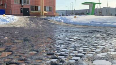 Как после метеоритного дождя: площадь в Тюмени покрылась ямами после сошедшего снега