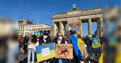 Тисячі мешканців Берліна вийшли на вулиці підтримати Україну: ексклюзивні фото та відео