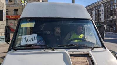«Іноді люди просто бояться дістатися до точки від’їзду»: як волонтери евакуюють людей з Харкова (фото)