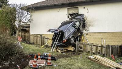 Инцидент в Баварии: автомобиль на скорости врезался в стену дома