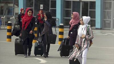Афганским женщинам запретили летать на самолёте без мужчин