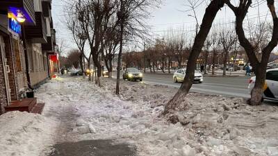 В Тюмени на улице Ямской снежные глыбы с крыши преграждают путь по тротуару