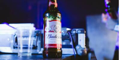 Крупнейший производитель пива потребовал приостановить выпуск Bud в России