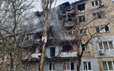 Войска РФ обстреляли жилой дом в Николаеве, спасатели разбирают завалы