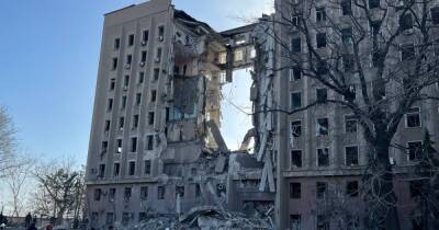 В Николаеве россияне обстреляли здание ОГА, есть пострадавшие (ФОТО)