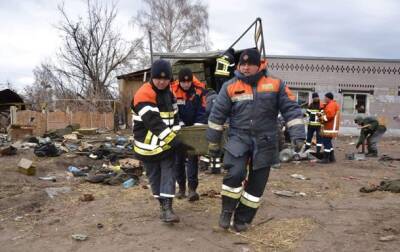 Спасатели очищают Тростянец от последствий российской оккупации