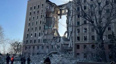 Ракетный удар по Николаевской ОГА: есть погибшие и пострадавшие, спасатели разбирают завалы