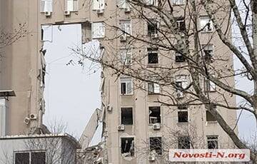 Появилось видео попадания российской ракеты в здание Николаевской ОГА