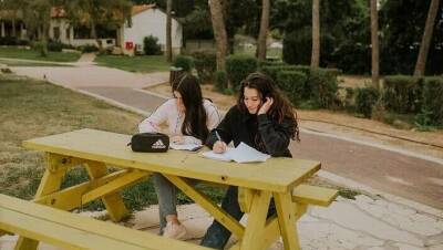 Как дать ребенку отличное среднее образование в Израиле: информация