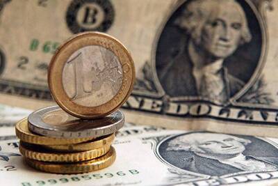 На 13.45 мск курс доллара падал на 3,88 рубля, курс евро - на 1,65 рубля