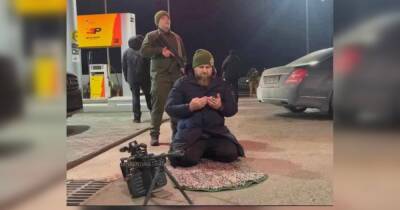 "Кадыров в Мариуполе": главу Чечни застали в молитве с пулеметом на заправке Роснефти (фото)