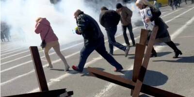 Жестокость растет. Российские оккупанты становятся все более нетерпеливы к проукраинским протестам в Херсоне — посольство США