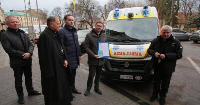 Папа Римский пожертвовал Украине автомобили скорой помощи