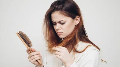 Трихологи назвали главные причины выпадения волос у женщин