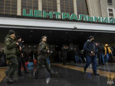 Возле железнодорожного вокзала в Киеве упал обломок российской ракеты, сбитый системой ПВО – МВД
