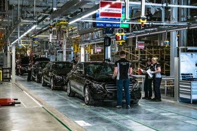 Mercedes-Benz приостановит поставки и производство авто на территории России