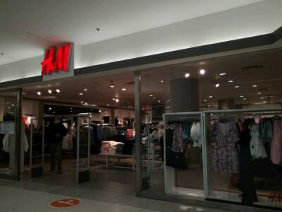 Магазин одежды H&M приостановил работу в России