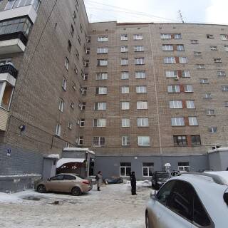 В Новосибирске пенсионерка погибла из-за сброшенного из окна дома кресла
