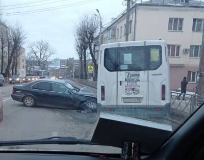 В Смоленске в утренний час пик столкнулись легковушка и маршрутка
