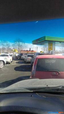 Южносахалинцы жалуются на пробки на заправках и отсутствие бензина