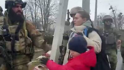 На Украине российские военные сопроводили семью с ребёнком в безопасное место — видео