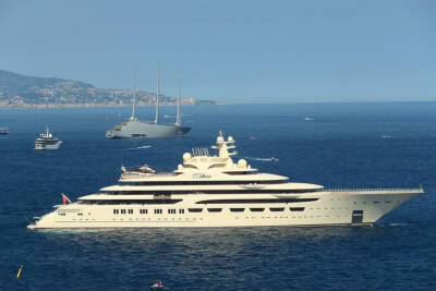 В Гамбурге арестована самая большая яхта в мире, принадлежащая миллиардеру Усманову