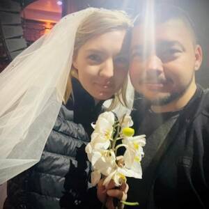 В Киеве в перерывах между обстрелами сыграли свадьбу. Фото