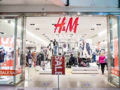 H&M приостанавливает работу в России