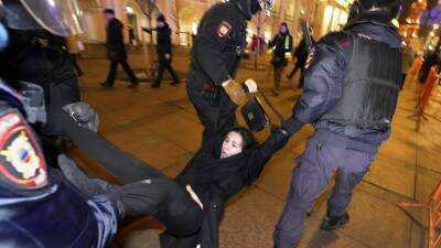 В России продолжаются антивоенные манифестации вопреки запретам