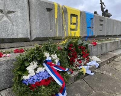 Посольство России: Латвия должна прекратить вандализм в отношении советских памятников
