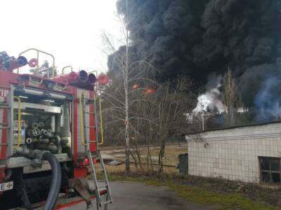 Нефтебаза пылает в Чернигове, появились кадры: "Черный дым до небес"