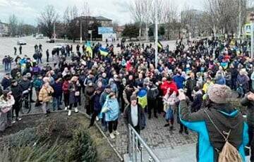 Жители Мелитополя вышли на митинг несмотря на стрельбу оккупантов