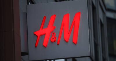 Крупный ритейлер H&M останавливает продажи в России