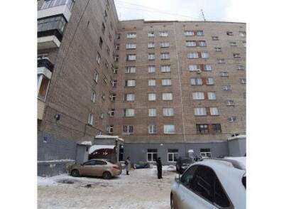 В Новосибирске сброшенное с 7 этажа кресло убило 80-летнюю женщину