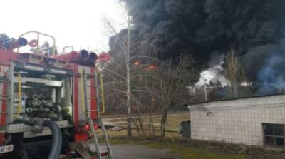 Оккупанты обстреляли нефтебазу в Чернигове, вспыхнул пожар