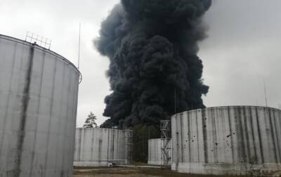 Российские оккупанты обстреляли нефтебазу в Чернигове: горит резервуар с дизтопливом