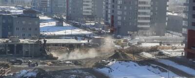 В центре Челябинска упал башенный кран с крановщиком внутри