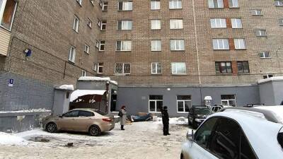 В Новосибирске пенсионерка погибла из-за упавшего на нее из окна кресла
