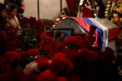 В Челябинске простились с погибшим на Украине офицером Константином Глушковым