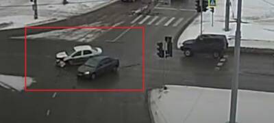 Автомобили устроили аварию в центре Петрозаводска (ВИДЕО)