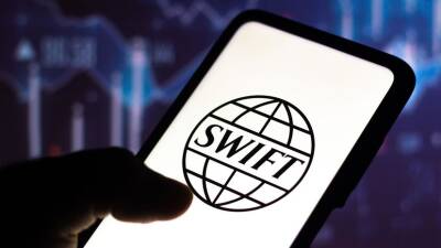 Член ОП Данюк назвал нереальным отключение всех российских банков от SWIFT