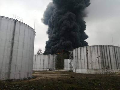 В результате попадания снаряда в Чернигове горит нефтебаза
