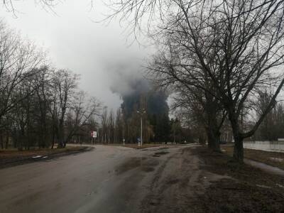 В Черниговской области оккупанты обстреляли нефтебазу, она горит