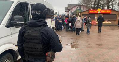 Вторжение РФ в Украину: из Ирпеня и Бучи под Киевом эвакуируют людей