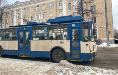 Неадекватный пассажир троллейбуса в Петрозаводске напал на мужчину с ножом
